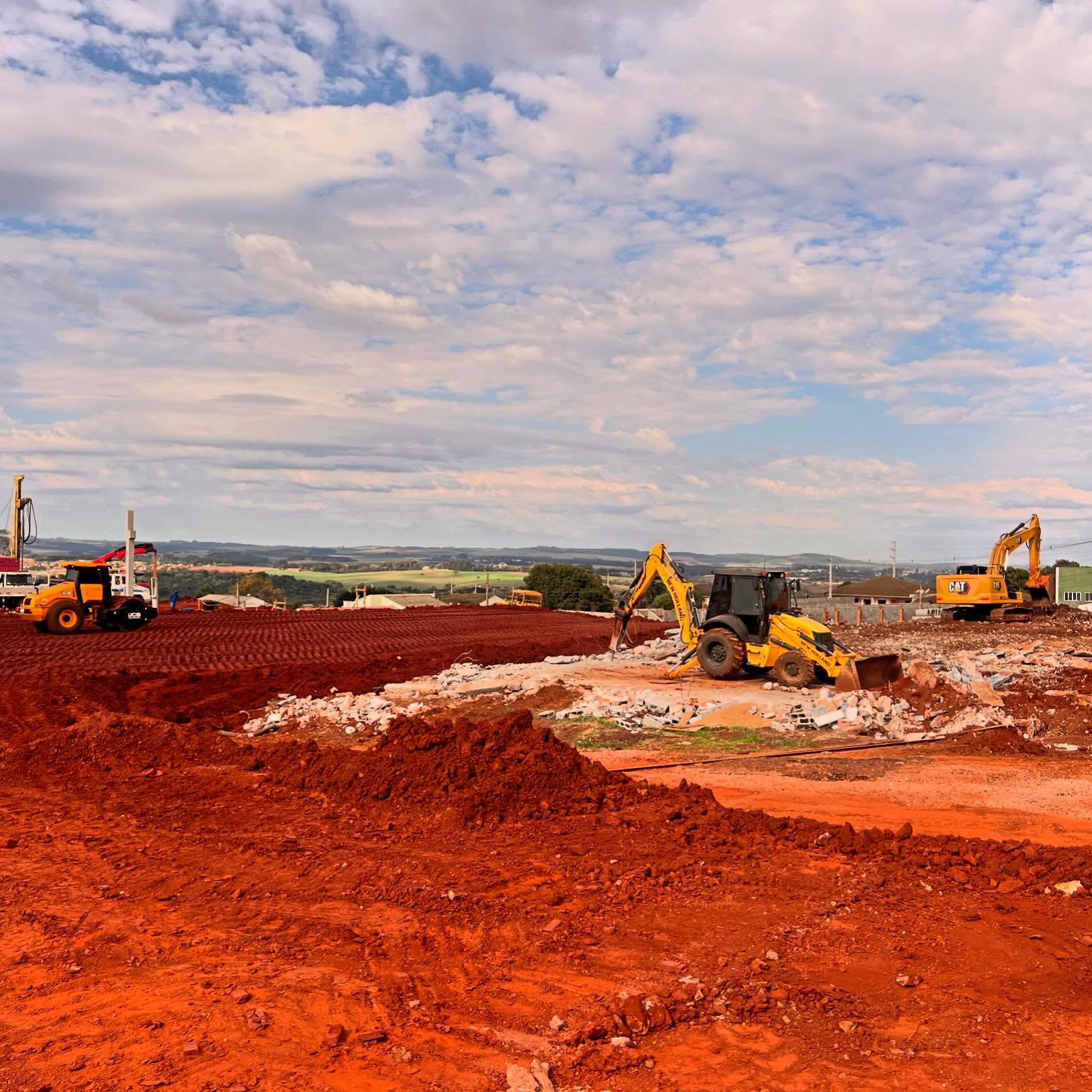 Escavadeira Paraná Terraplanagem em Ação