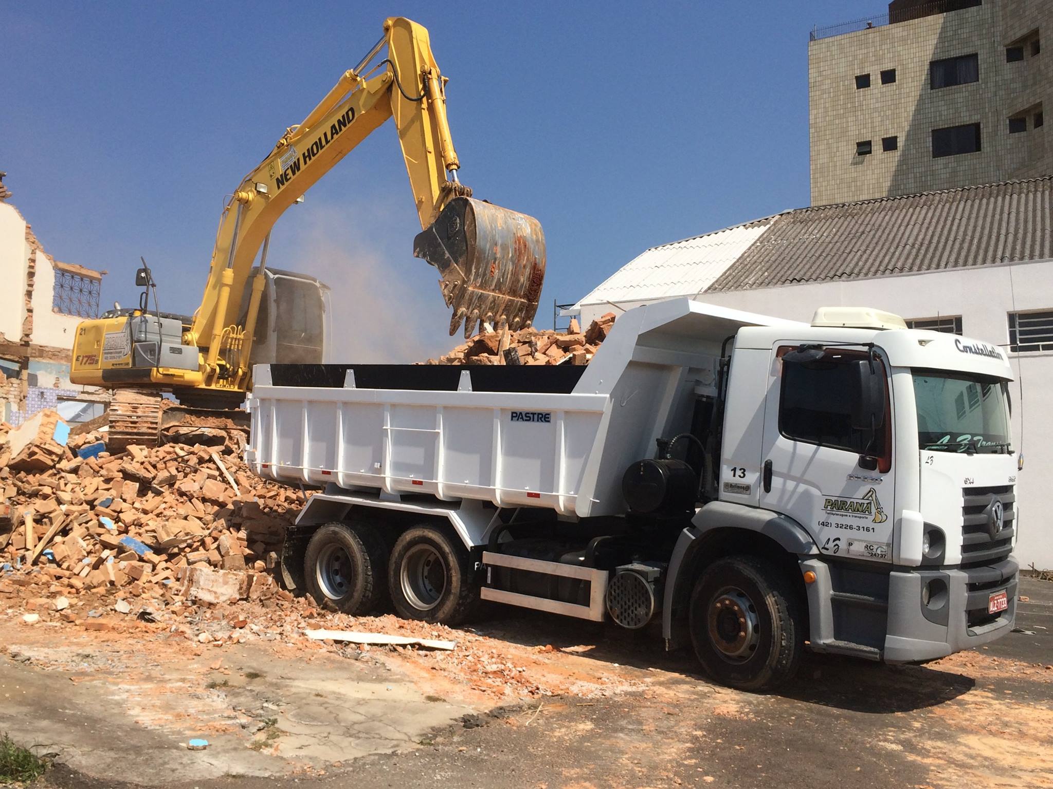Caminhão Munck da Paraná Terraplanagem para içamento de cargas pesadas em Ponta Grossa