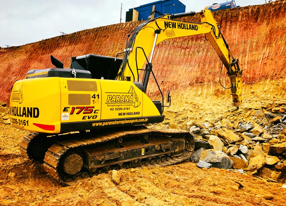 Escavadeira hidráulica em operação de terraplanagem em Ponta Grossa e região