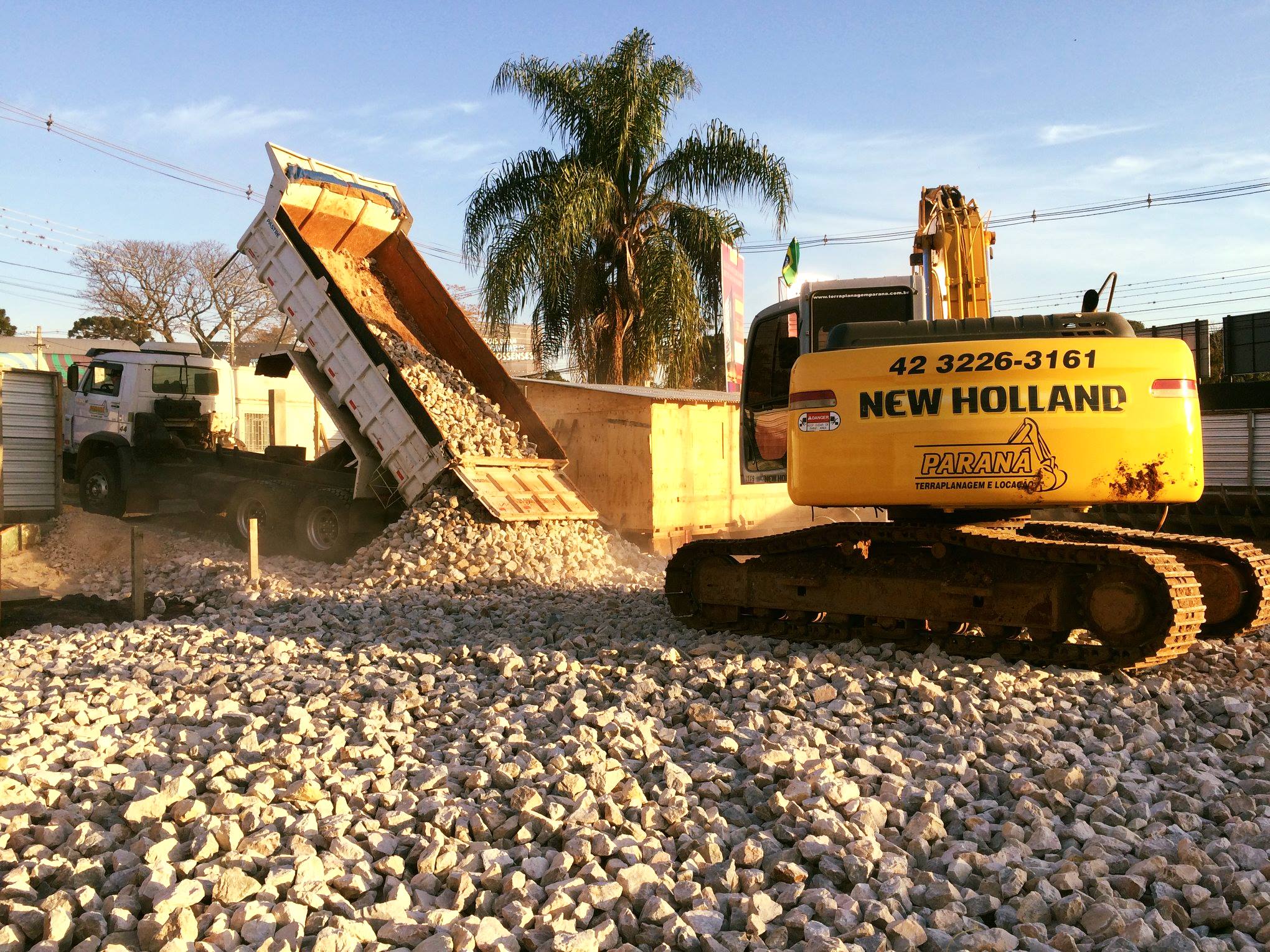 Motoniveladora para nivelamento e abertura de estradas na região dos Campos Gerais