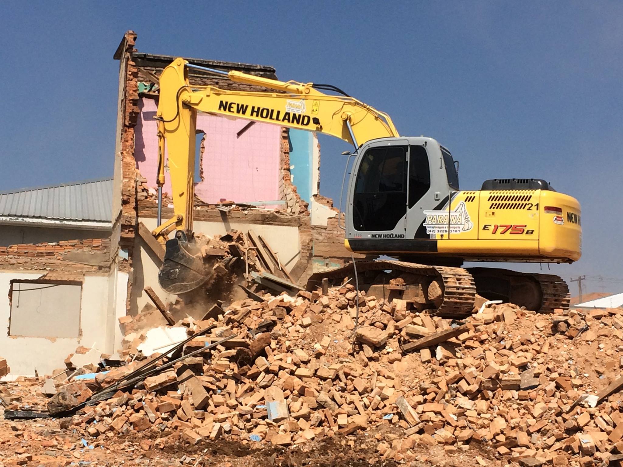 Caminhão basculante para transporte de terra, cascalho e resíduos da construção civil